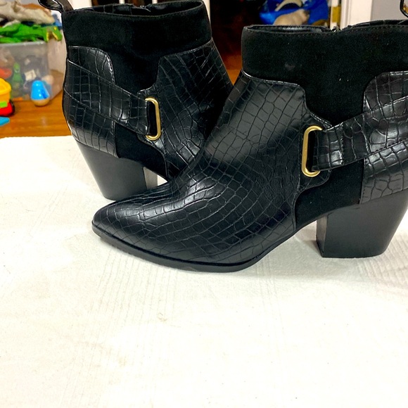 Bella Vita Shoes - BELLA VITA WO SIZE 9W. BLACK SIDE ZIP ANKLE BOOT 3” HEEL FAUX ALLIGATOR TEXTURE